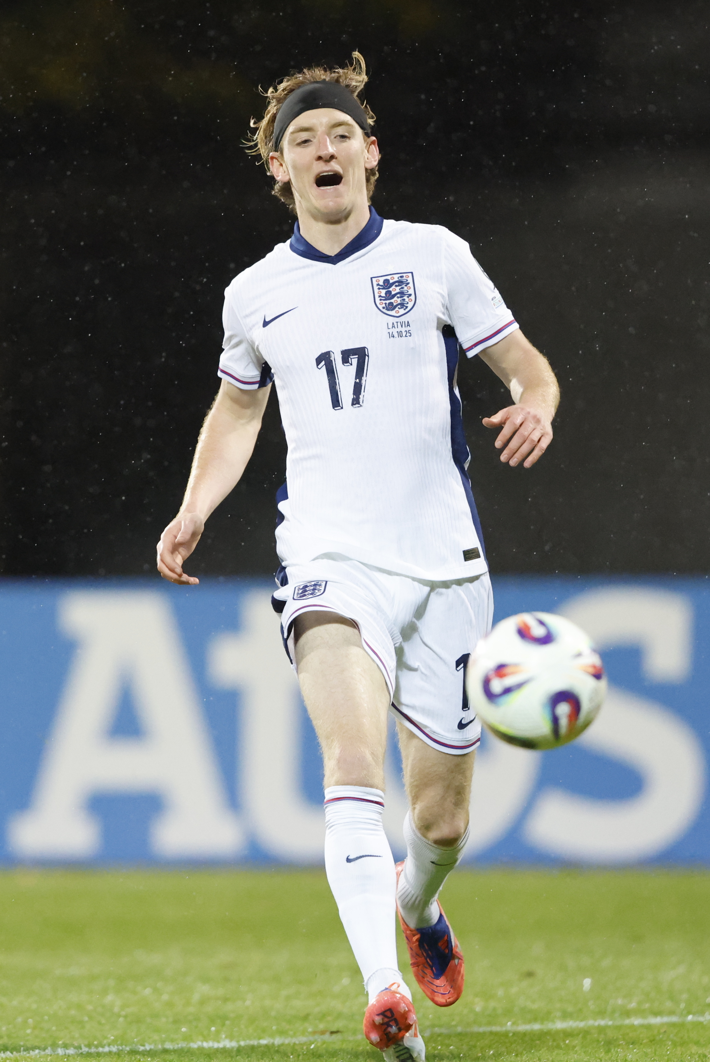 B官网-英格兰足球队逆袭获胜晋级下一轮(英格兰足球队近期战绩)